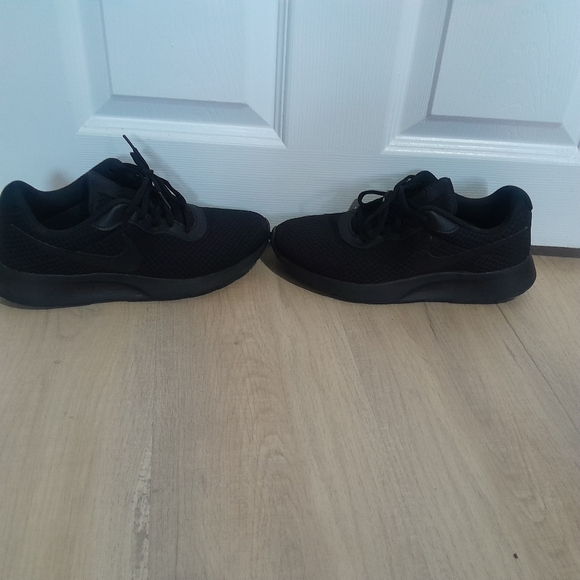 A neatly used Nike Snekers - Picture 3 of 3